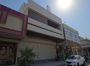 مجمع تجاري من طابقين، بُني بخطى واثقة، وإشراف هندسي دقيق.